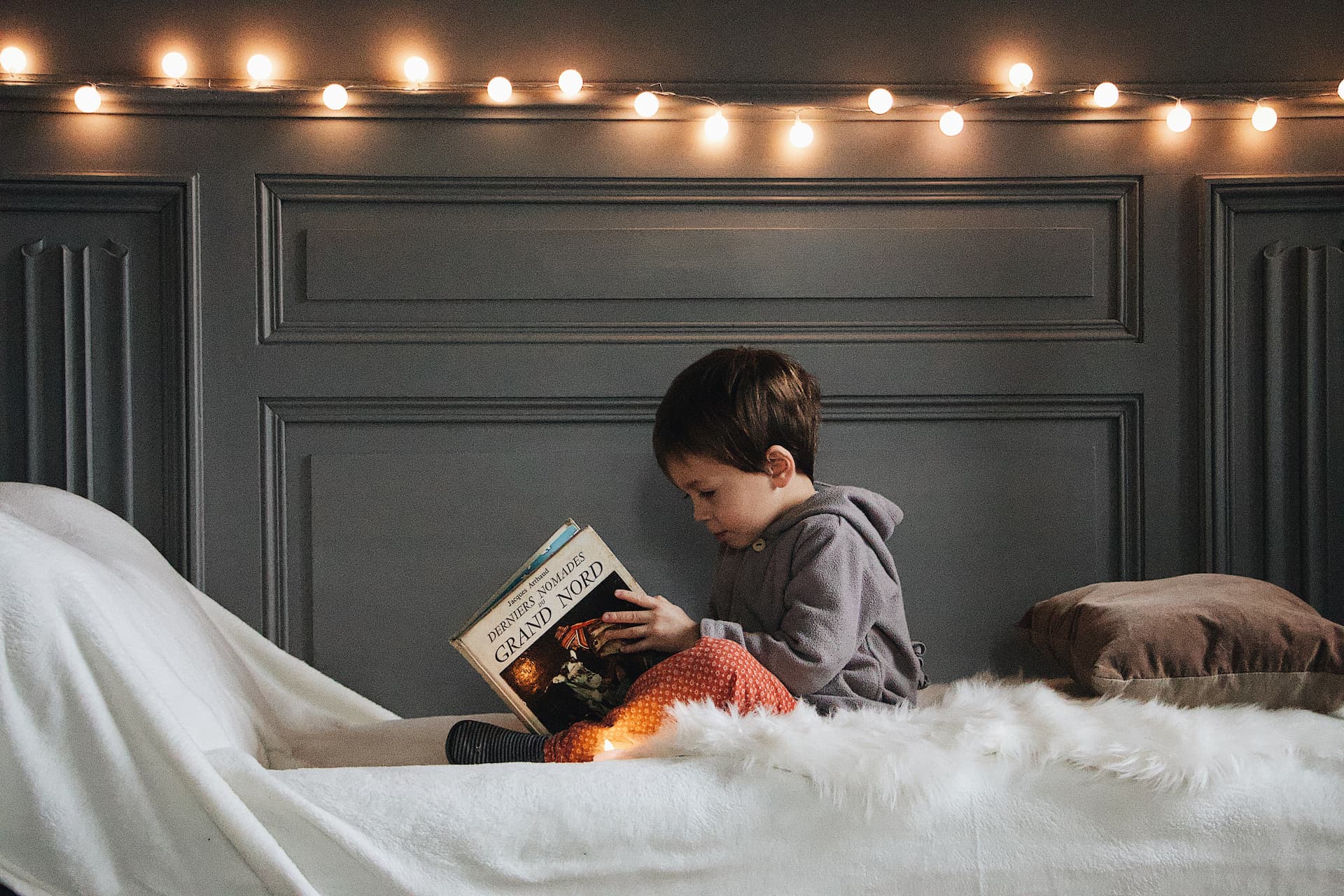 Habitación infantil decorada con luces colgantes